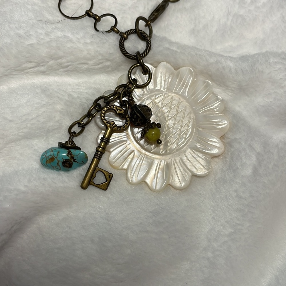 Kitsch Spring Necklace - Picture 2 of 8